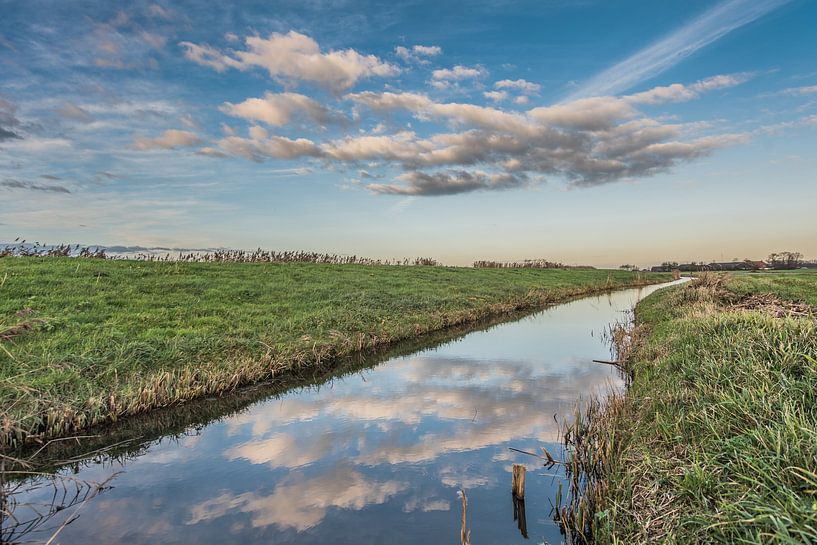 Fossé à l'ardoise de Sondeler avec des nuages en miroir par Harrie Muis