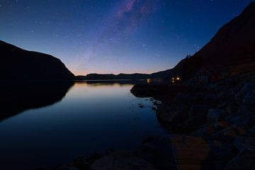 Heure bleue au fjord en Norvège avec Voie lactée sur Martin Köbsch