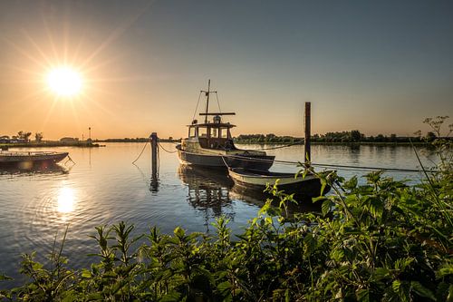 Veerbootje met zonsondergang