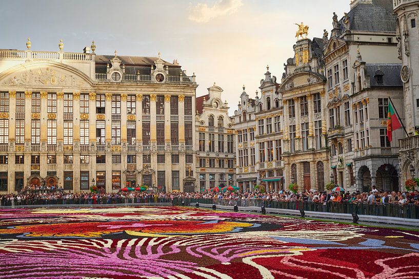 Bloementapijt in Brussel, België. van Azamat
