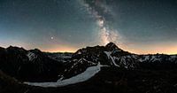 Melkwegpanorama over de Kleinwalser Alpen van Leo Schindzielorz thumbnail