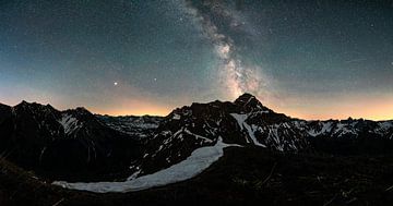 Melkwegpanorama over de Kleinwalser Alpen van Leo Schindzielorz