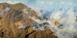Vulkanische bergtoppen in de wolken - Panorama van La Palma van Natalia Gebauer Studio