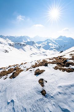Winterliche und sonniger Ausblick über die Tannheimer Berge von Leo Schindzielorz