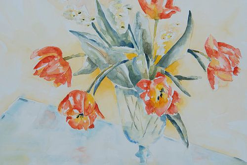 Zwierige tulpen in vaas