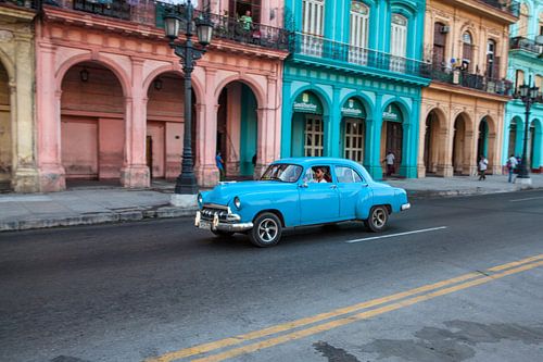 Voiture classique vintage à Cuba dans le centre de La Havane. One2expose Wout kok Photographie. 