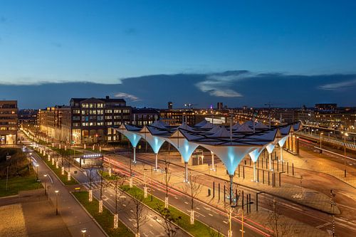 Avondsfeer bij Leidsche Rijn Centrum met de bijzondere architectuur van de OV-terminal, Utrecht