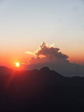 Sonnenaufgang vom heiligen Berg von Ward Jonkman