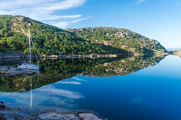 zeilboot in het water I kust van Noorwegen van Manon Verijdt
