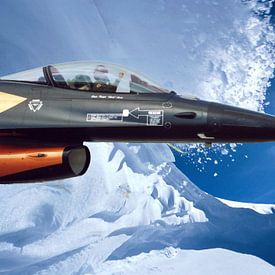 Nederlandse straaljager in een mooi sneeuw landschap (fighter) van Cor Heijnen