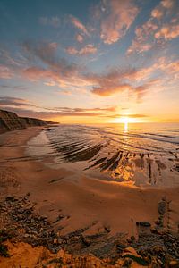 Praia do Magoito Klippen bei Lissabon und Sintra zum Sonnenuntergang von Leo Schindzielorz