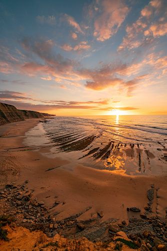 Praia do Magoito kliffen bij Lissabon en Sintra bij zonsondergang