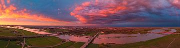 Geweldige kleurrijke zonsondergang boven de IJssel van Sjoerd van der Wal Fotografie