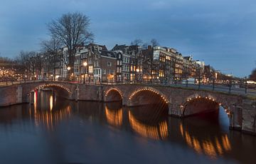 Amsterdam, Reguliersgracht en Keizersgracht bij schemer. van Maurits van Hout