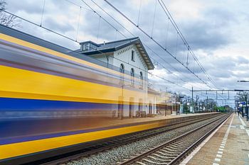 De trein raast voorbij aan Station Vught