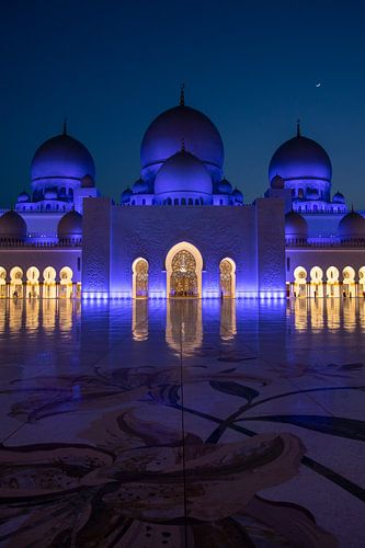 Zicht op de blauw verlichte Sheikh Zayed Grand Mosque in de avond in Abu Dhabi, Verenigde Arabische 