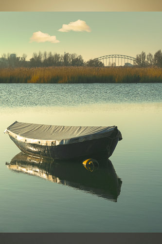 Waalbrug en bootje, rust en reflectie van Caroline Drijber Guérain
