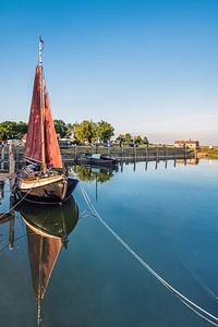 Der Hafen von Laaxum in Friesland an einem ruhigen Frühlingsabend