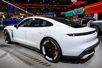 Porsche Taycan Turbo S elektrisch aangedreven luxe auto