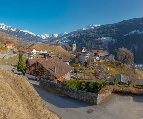 Klein dorp op een berghelling boven het Landwasserdal, Luzein, Graubünden - Prättigau, Zwitserland
