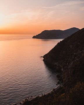 Zonsondergang kustlijn van Ligurië, Italië van Dayenne van Peperstraten