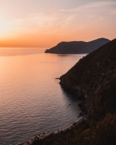 Zonsondergang kustlijn van Ligurië, Italië