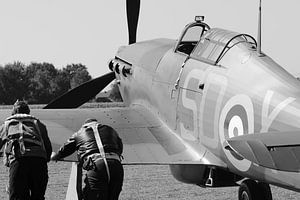 Twee piloten en hurricane vliegtuig zwart wit