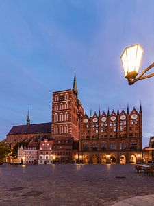 Vieux marché de Stralsund le soir sur Werner Dieterich