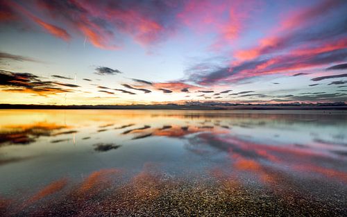 LP 71337511 zonsopgang en weerspiegeling van wolken bij het meer van Starnberg in Duitsland