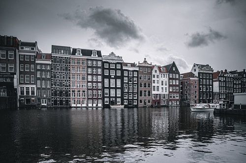 Traditionele huizen en bruggen in Amsterdam