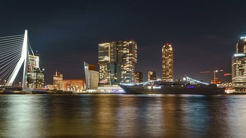De TCG Anadolu van de Turkse Marine in Rotterdam.
