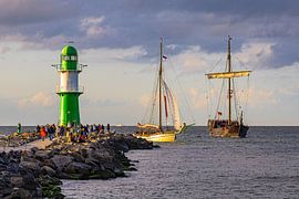 Molenturm und Segelschiffe auf der Ostsee in Warnemünde währen von Rico Ködder