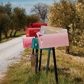 Iconisch Italiaanse oprijlaan met gekleurde vintage brievenbussen van Evy Bakker