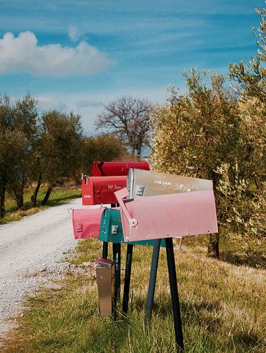 Iconisch Italiaanse oprijlaan met gekleurde vintage brievenbussen