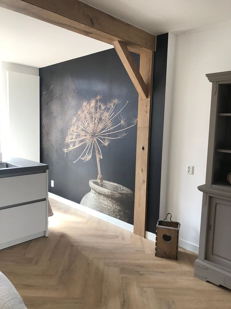 Stilleben mit großer getrockneter Bärenklaue in grauem Steingefäß  von Mayra Fotografie 