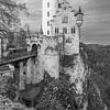 Schloss Lichtenstein in Baden-Württemberg in Süddeutschland in Schwarz und Weiß von Marga Vroom