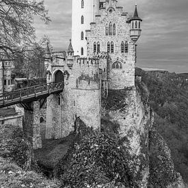 Schloss Lichtenstein in Baden-Württemberg in Süddeutschland in Schwarz und Weiß von Marga Vroom