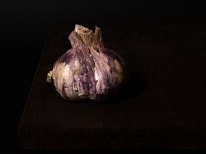 Nature morte d'un bulbe d'ail avec du violet et du blanc