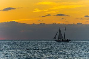 USA, Florida, Fantastischer orangefarbener Sonnenuntergang in Key West mit Segelboot von adventure-photos
