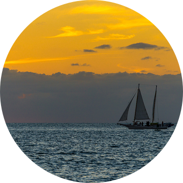 USA, Florida, Fantastische oranje zonsondergang bij key west met zeilboot van adventure-photos
