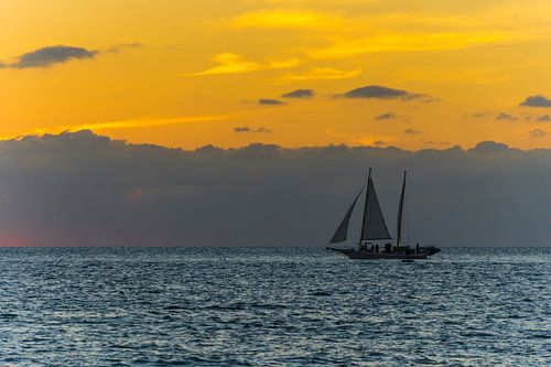 USA, Florida, Fantastische oranje zonsondergang bij key west met zeilboot
