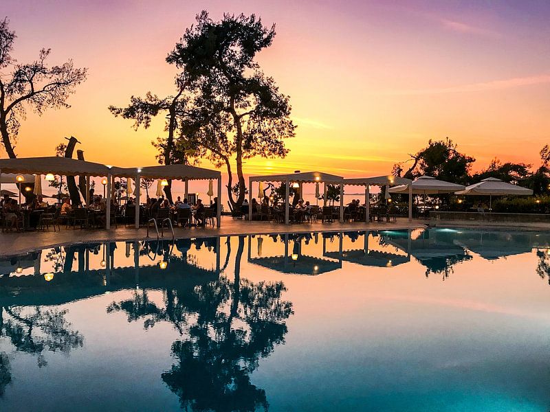 &quot;Harmonie bei Sonnenuntergang: Ein griechischer Abend in Chalkidiki&quot; von Chantal Goos