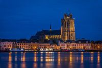 Skyline van Dordrecht met de Grote Kerk in de schemering