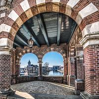 De Waterpoort van Sneek in Friesland als doorkijkje