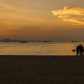 Drei Leute am Strand in Thailand von Andreas Marquardt