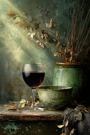 Rotwein – Verträumtes dunkelgrünes Stillleben von Joriali Fine Art