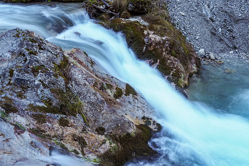 De Gleiersch Klamm in de winter met sneeuw, ijs en hangende ijspegels.