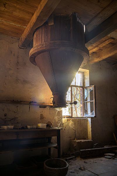 Alte Mühle mit Trichter in verlassener Werkstatt von InfiniteArtLabs