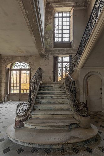 Escaliers dans un château abandonné