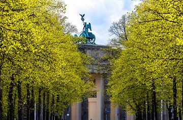 Porte de Brandebourg et quadrige dans le parc Tiergarten de Berlin sur Frank Herrmann